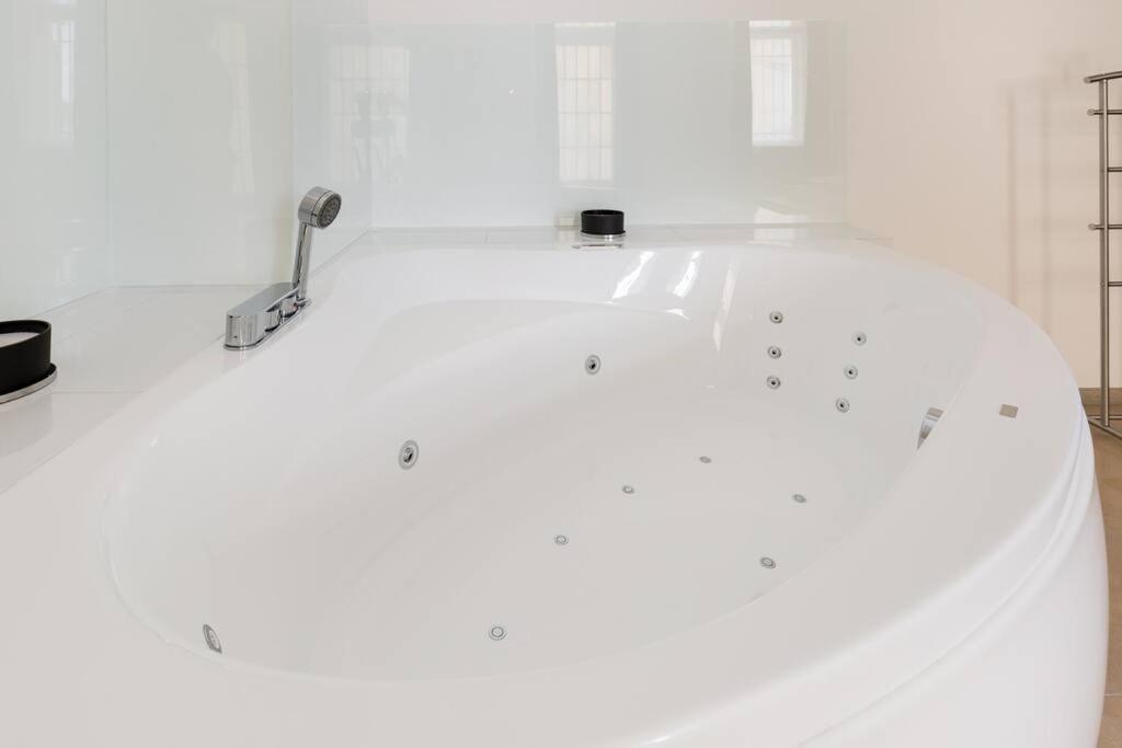 Grand Luxury On The Budapest Broadway W Jacuzzi Extérieur photo